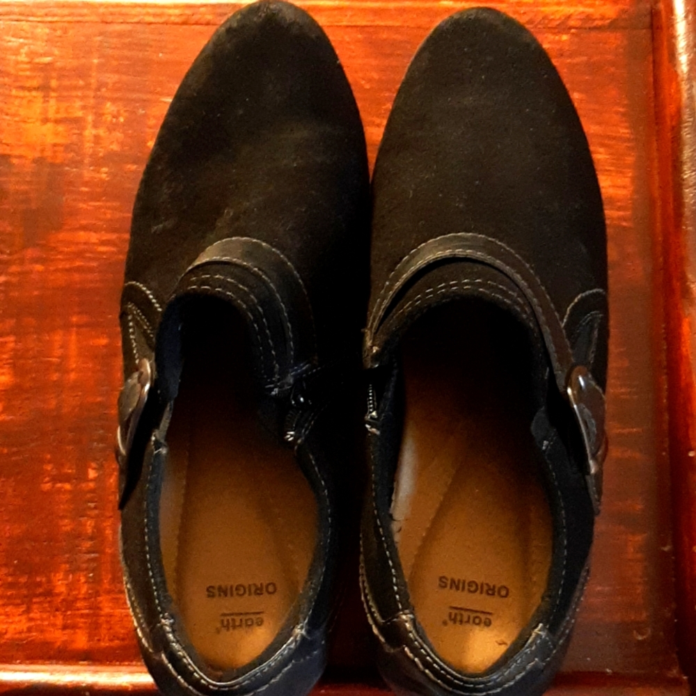 Earth Origins distressed style bootie.  Sz 11W